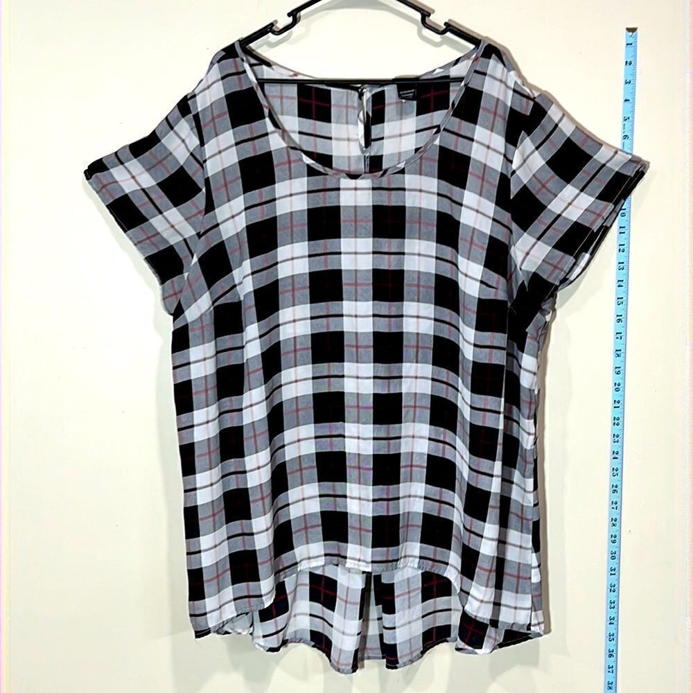 Torrid Black & White Plaid Short Sleeve Top. Size 4 (4X/26).